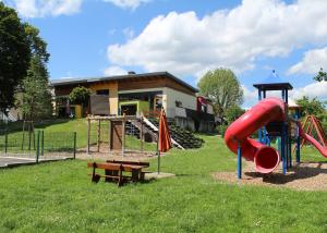 Kindergarten mit Spielmöglichkeiten im Vordergrund