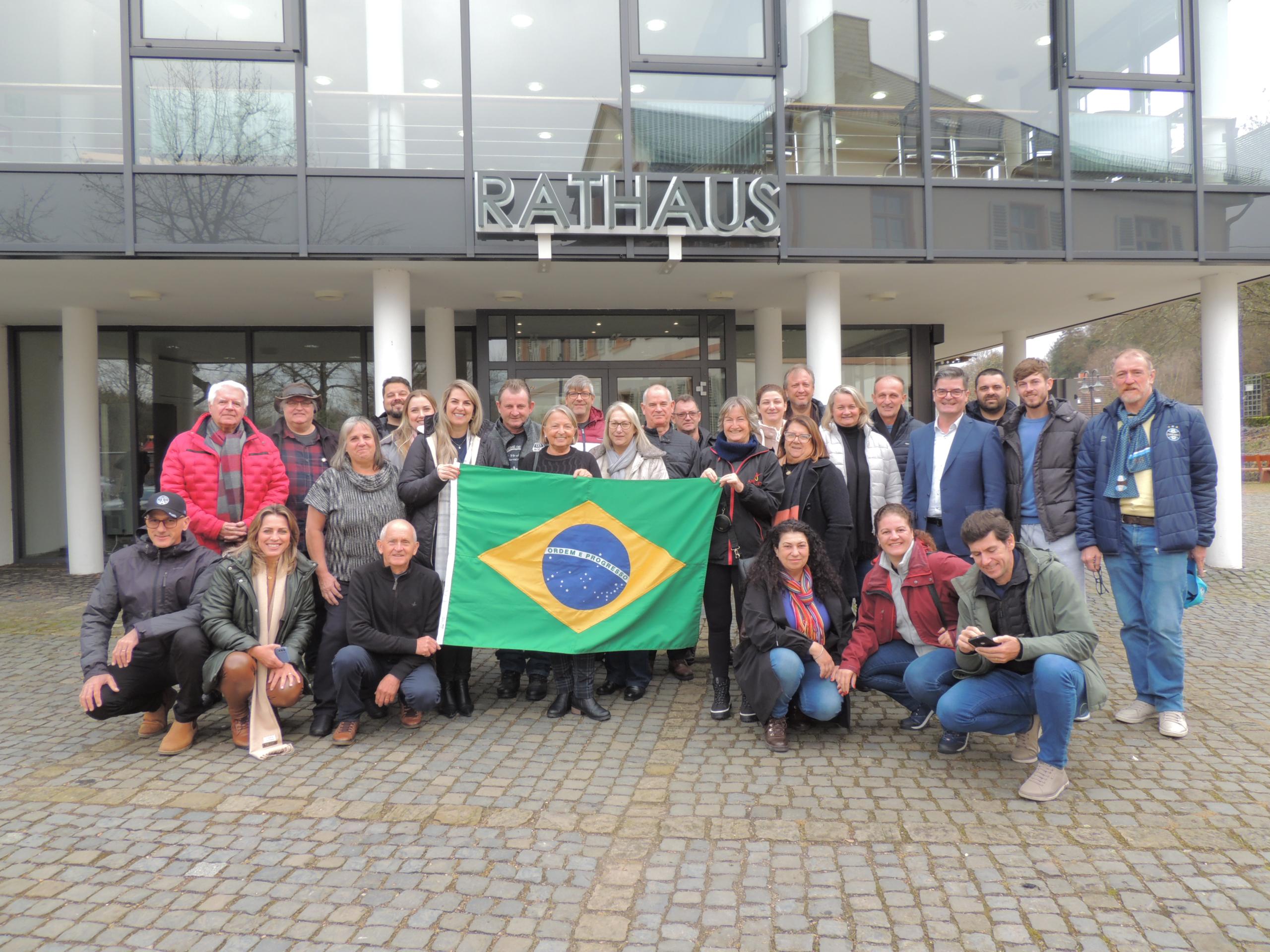 Bürgermeister Andreas Veit mit den Besucherinnen und Besuchern aus Brasilien vor dem Rathaus / Foto: Gemeinde Nohfelden