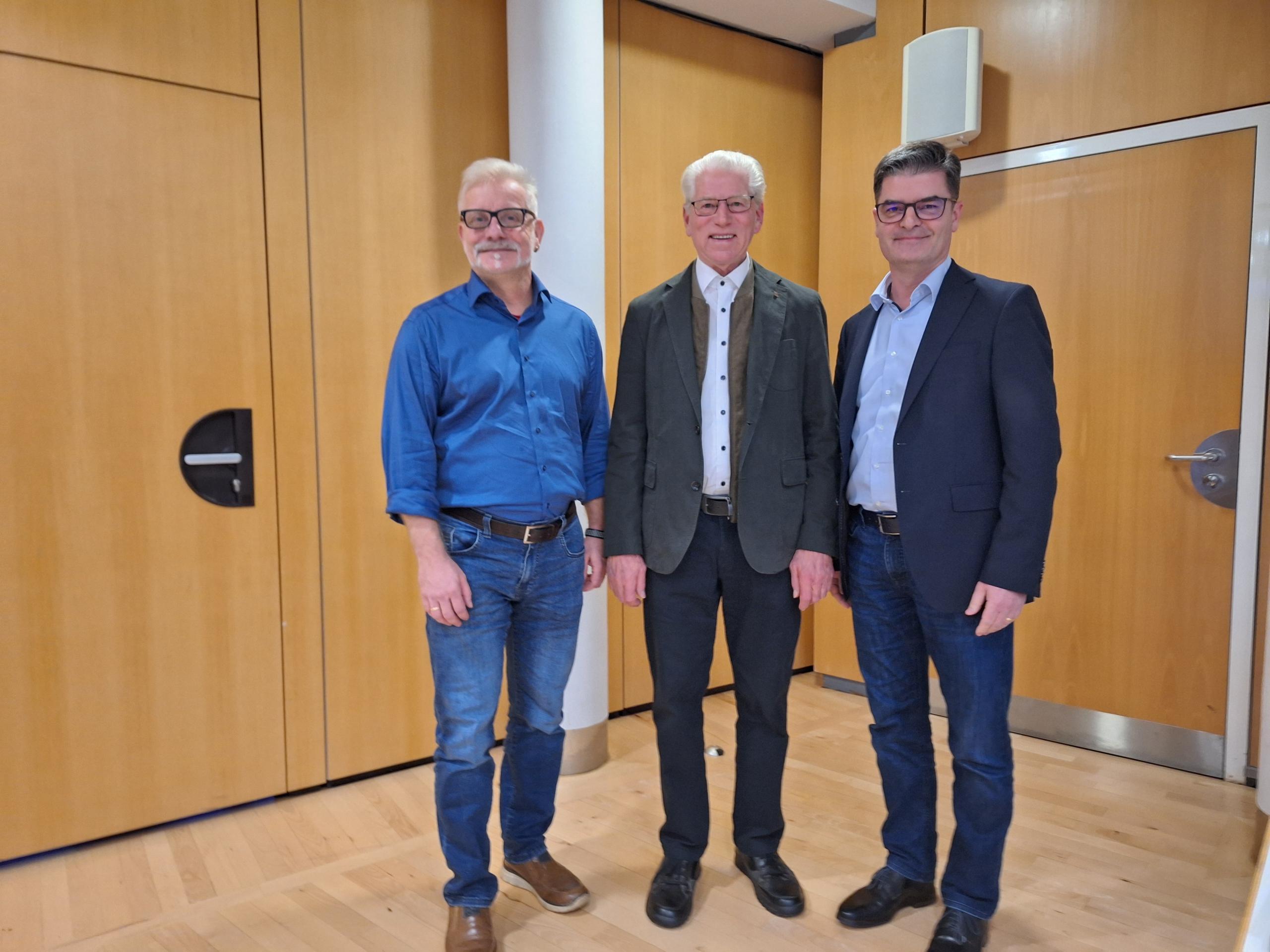 Bürgermeister Andreas Veit mit Edgar Lorig (mitte) und Uwe Rublack (links) Foto: Thorsten Grim