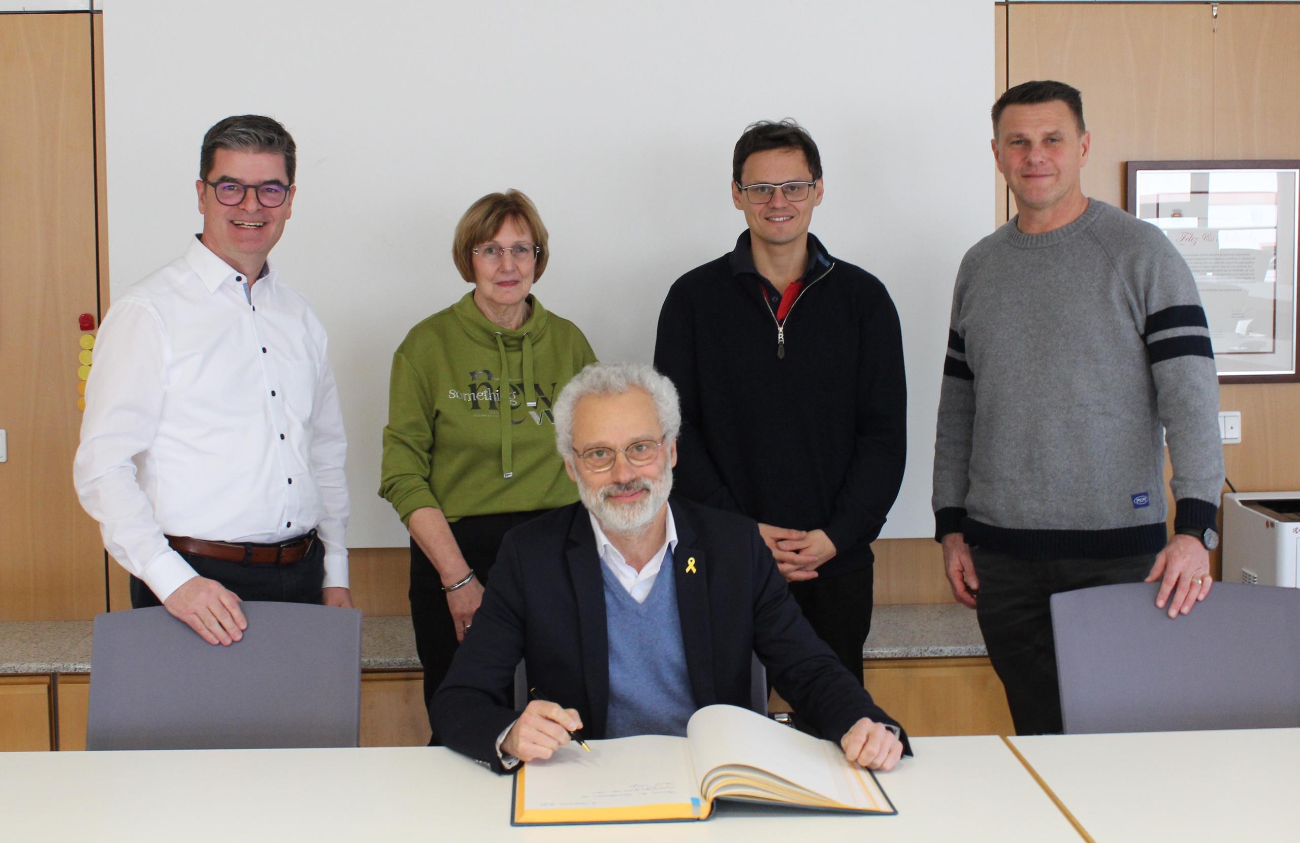 Bürgermeister Andreas Veit mit Eva Tigmann, Evgenij Mrinski und Jörg Friedrich beim Eintrag in das „Goldene Buch“ der Gemeinde Nohfelden durch Daniel Stiefel / Foto: Gemeinde Nohfelden