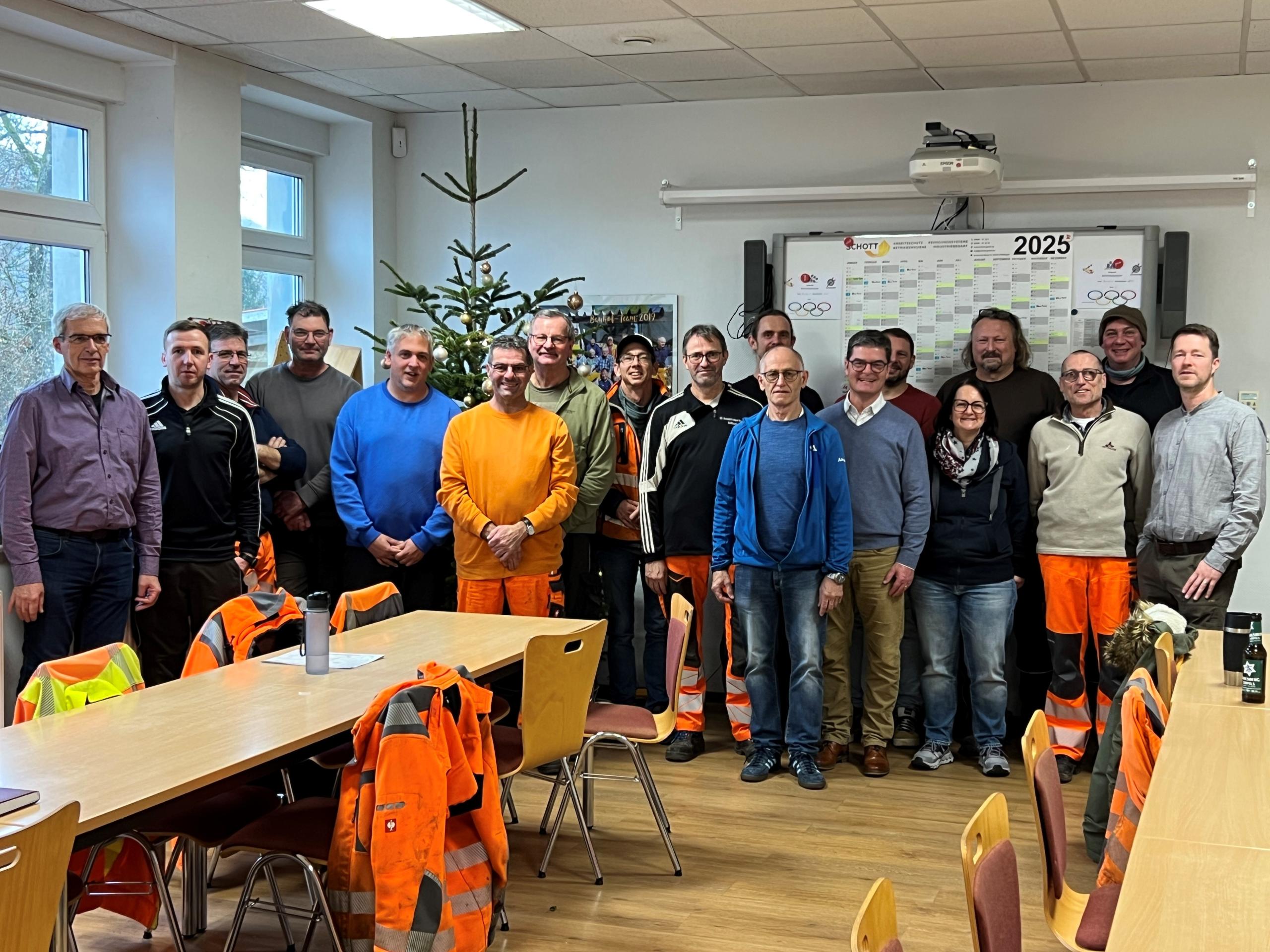 Thomas Wagner mit den Kollleginnen und Kollegen des Bauhofs und der Gemeindeverwaltung / Foto: Gemeinde Nohfelden